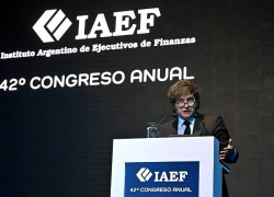 Milei en atril en IAEF