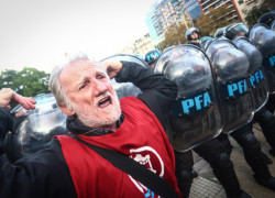 Jubilados protestando